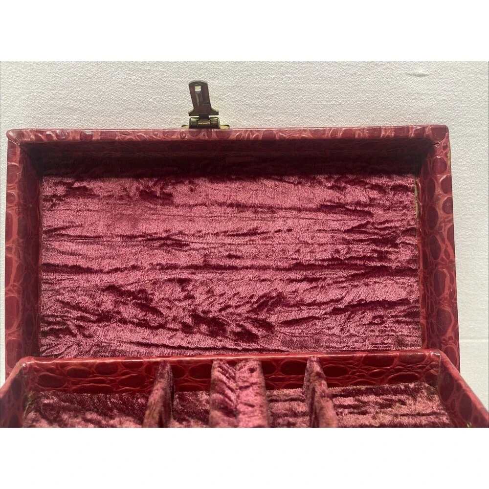 Vintage Red Faux Crocodile Jewelry Box Travel Case Lift Out Tray Locking Musical